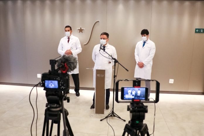 Durante a coletiva, médicos que acompanharam o procedimento apresentaram dados positivos sobre a saúde do governador FotoRenato Alves Agência Brasília