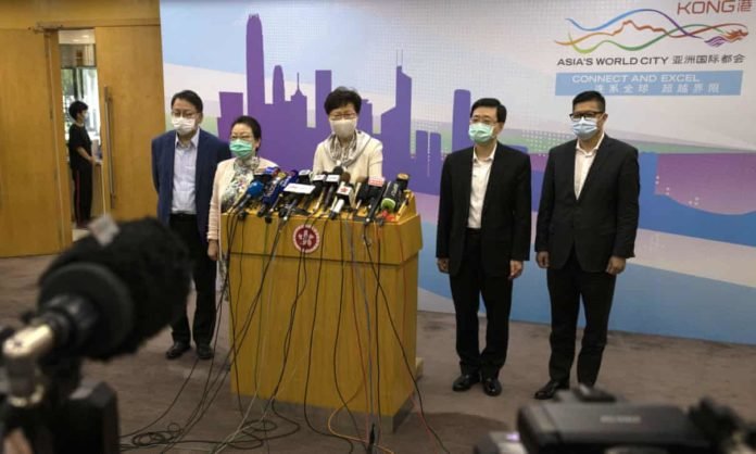 A executiva-chefe de Hong Kong, Carrie Lam, fala durante uma conferência de imprensa depois de conhecer a liderança chinesa em Pequim no dia 3 de junho. Fotografia- Han Han Guan - AP