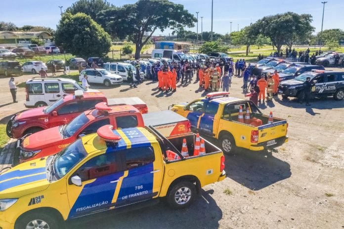 Além da tropa da saúde pública, megaoperação reuniu homens e mulheres do DER-DF, do Corpo de Bombeiros e das polícias Civil e Militar, entre outros órgãos _ Foto- Acácio Pinheiro_ Agência Brasília