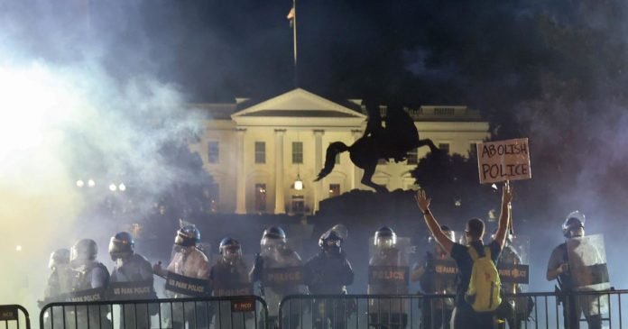Gás lacrimôgênio foi usdo ontem para conter protestos nas imediações da Casa Branda - foto reprodução - BSB TIMES
