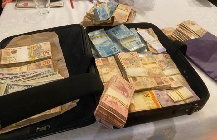 Mala de dinheiro e até arma são encontrados pela polícia em operação contra Agnelo Queiroz