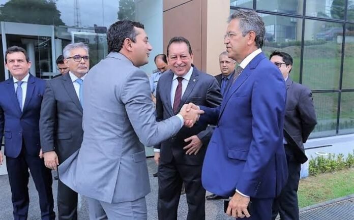 Ministro Mauro Campbell comprimenta Wilson lima, governador do Amazonas investigado por supostos desvios na saúde