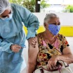 Secretaria de Saúde e SEJUS realizam ação conjunta para vacinar idosos na Praça da Cidadania em Ceilândia