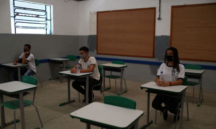 2020-11-24t174217z_1163800939_rc2t9k9kh4xe_rtrmadp_3_health-coronavirus-brazil-schools
