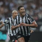 Atlético-MG goleia e coloca mão na taça da Copa do Brasil