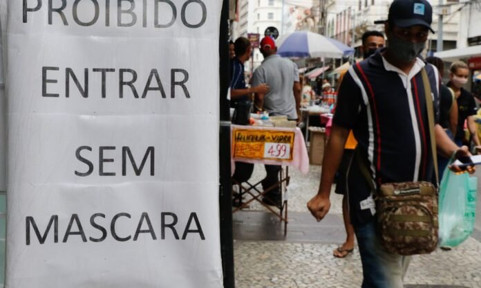 primeiro_dia_de_flexibilizacao_do_uso_de_mascaras_ao_ar_livre_no_estado_ffraz_abr_103020210154