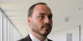Carlos Bolsonaro é alvo de operação da PF