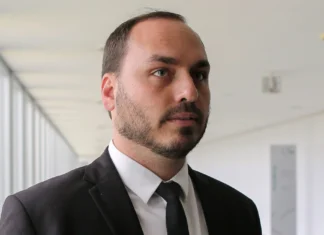 Carlos Bolsonaro é alvo de operação da PF