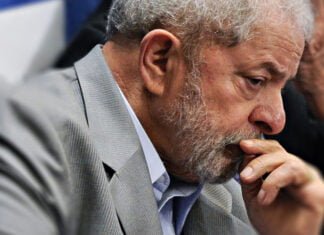 Pedido de impeachment de Lula já tem 122 assinaturas