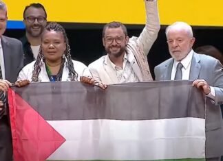 Lula segura bandeira da Palestina em evento