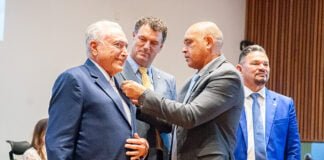Autoridades dos três poderes participam da entrega do título de Cidadão Honorário de Brasília a Temer