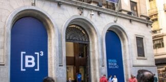 Dólar atinge maior patamar em um ano pela 2ª vez na semana, fechando em R$ 5,26