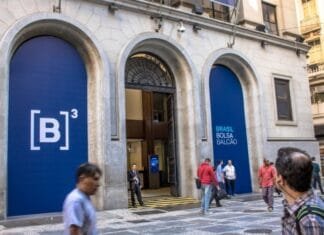 Dólar atinge maior patamar em um ano pela 2ª vez na semana, fechando em R$ 5,26