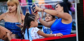 Mães e filhos têm tarde especial no parque inspirado na Disney