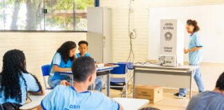 Estudantes vivenciam eleições para representante de turma com urnas eletrônicas