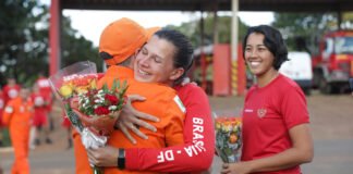 Bombeiros do DF que atuaram em missão humanitária no RS retornam a Brasília