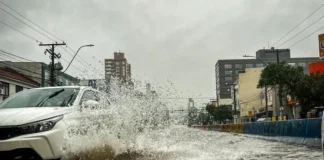 Chuva volta a cair forte em Porto Alegre