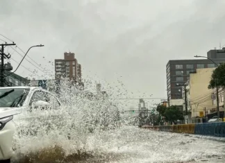 Chuva volta a cair forte em Porto Alegre