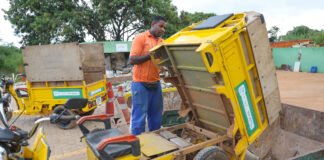 Cooperativa mantém frete de entulhos dos moradores por meio de tuk-tuks no Guará