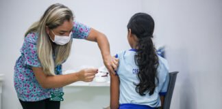 Alunos de escola pública recebem vacinas contra a dengue
