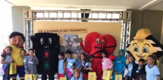 Teatro, jogos e brincadeiras ensinam sobre segurança no trânsito a mais de 1,5 mil alunos