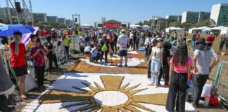 Católicos celebram Corpus Christi na Esplanada dos Ministérios