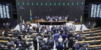 Em dia de derrota para Lula, Congresso mantém veto à criminialização das “fake news”