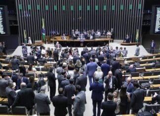Em dia de derrota para Lula, Congresso mantém veto à criminialização das “fake news”