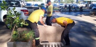 Mais de 30 tampas de concreto são instaladas em bocas de lobo no Plano Piloto