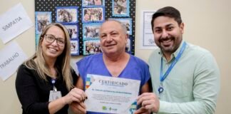 Auxiliar de laboratório é homenageado pelos 40 anos de trabalho no Hospital de Base