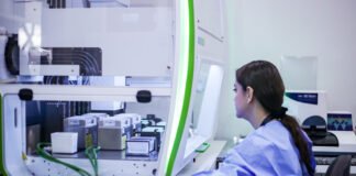 Profissionais de Saúde e estudantes visitam laboratórios de teste do pezinho do Hospital de Apoio