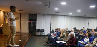 Idosos participam de oficina de redação na Biblioteca Nacional de Brasília
