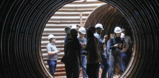Estudantes de engenharia e arquitetura conhecem as obras da bacia de detenção do Drenar DF