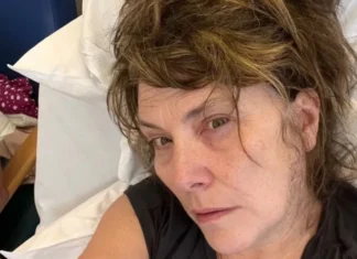 Mulher é infectada por ‘bactéria comedora de carne’ após corte no jardim