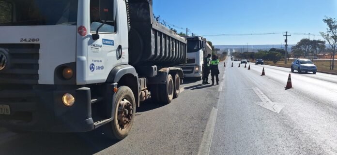 17.7.-Fiscalizacao.-Foto-Divulgacao-DER-DF.jpeg