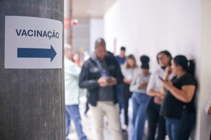 Acao-na-Antaq-e-mais-uma-das-iniciativas-de-vacinacao-extramuros-realizadas-pela-SES-DF.-Foto-Ualisson-Noronha-da-Agencia-Saude-DF.jpg
