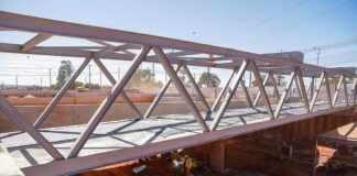 Equipes trabalham na instalação da passarela para pedestres do Viaduto do Jardim Botânico