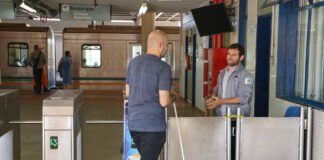 Pessoas com deficiência recebem atendimento específico no Metrô
