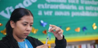 Alunos de escola na Asa Sul recebem vacina contra gripe e outras doenças