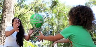 Brasilienses apostam em carinho e estímulos para o desenvolvimento das crianças