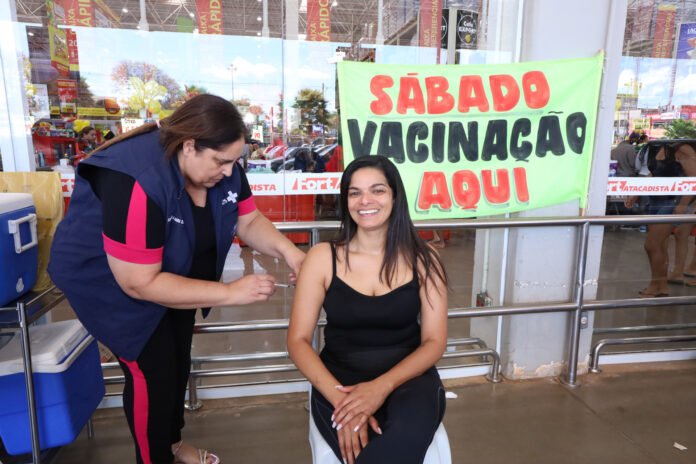 03.08.2024-Fabiana-Santino-Vacinacao-Extramuros-Foto-Sandro-Araujo_Agencia-Saude-DF-29.jpg