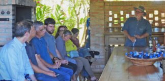 Produtores rurais participam de reunião técnica para aprender sobre produção de baunilha