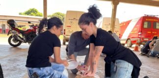 Estudantes de medicina participam de oficina de primeiros socorros em escola de Samambaia