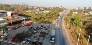 Motociclistas passam por fiscalização na DF-280