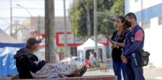 Pessoas em situação de rua de Ceilândia recebem atendimento de equipes do GDF