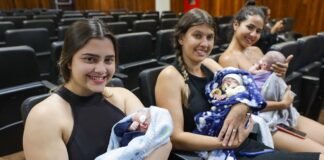 Costurando o Futuro: mães recebem roupinhas de bebê confeccionadas por reeducandos do DF