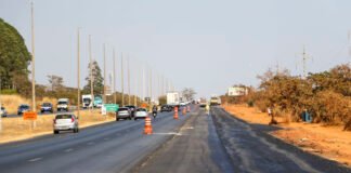 Equipes trabalham na pavimentação e terraplanagem da terceira faixa da BR-020
