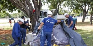 Equipes do GDF atendem 21 pessoas em situação de rua na Asa Norte