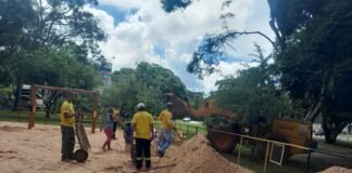 Mais de 100 toneladas de areia já foram repostas em parquinhos e quadras de areia do Plano Piloto