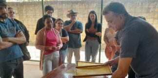 Produtores do Núcleo Rural Alexandre Gusmão aprendem sobre criação de abelhas com ferrão